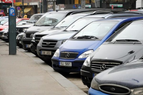 Parkování v Praze je peklo. Problém má 88 % řidičů