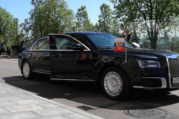 Putin má novou limuzínu. Od vznikající ruské značky Aurus