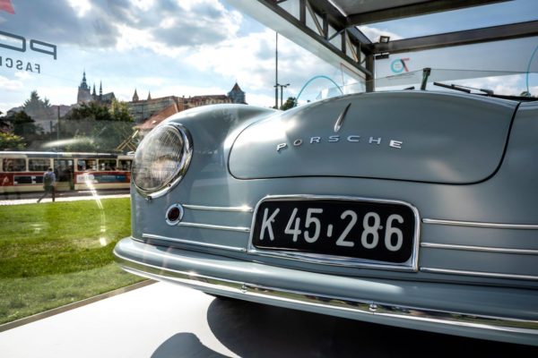 Porsche slaví 70 let. V Praze vystavuje svoje úplně první auto